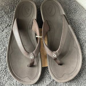Olukai women’s flip flops. Size 8. New with tags.